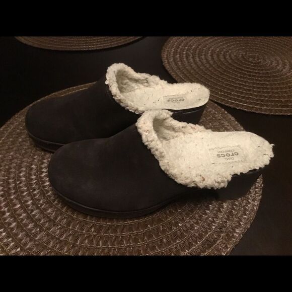 Women's Crocs Sarah Mules Clogs Sz W7 Brown Suede - Picture 1 of 7